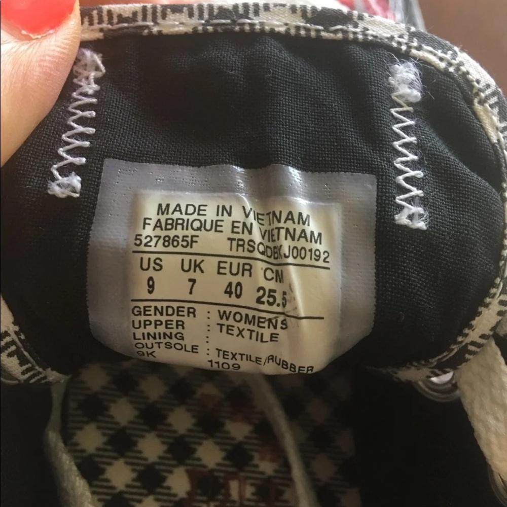 Converse - Picture 2 of 4